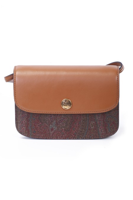 Shop ETRO  Bag: Etro shoulder bag ETRO Essential, made in the iconic Paisley jacquard fabric and characterized by a flap closure in contrasting leather and button with ETRO and Pegasus logo.
The inside of the bag reveals a suede lining and is perfect to be worn on the shoulder or crossbody, or by hand.
Dimensions: 19 x 14 x 4.5cm.
Outer: Paisley Fabric: Front: 76% Cotton, 24% Polyester.
Back: 100% Cotton.
Coating_ PVC.
Details: 100% calf leather.
Inside: 100% lamb leather.
Two internal compartments.
Back pocket.
Magnetic button closure.
Removable shoulder strap and adjustable height (light) 55 cm.
Metal accessories with gold finish.
Made in Italy.. 1P050 8502-0151